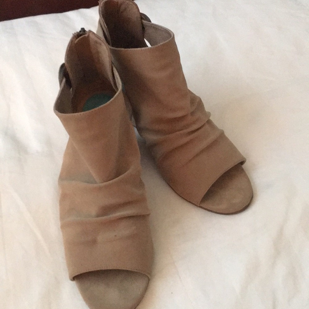 Suede beige wedges
